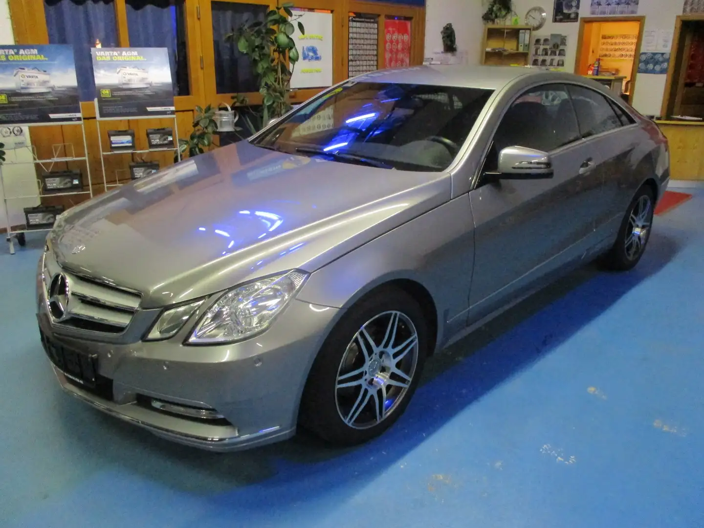 Mercedes-Benz E 200 Coupe BlueEFFICIENCY Elegance Grau - 2