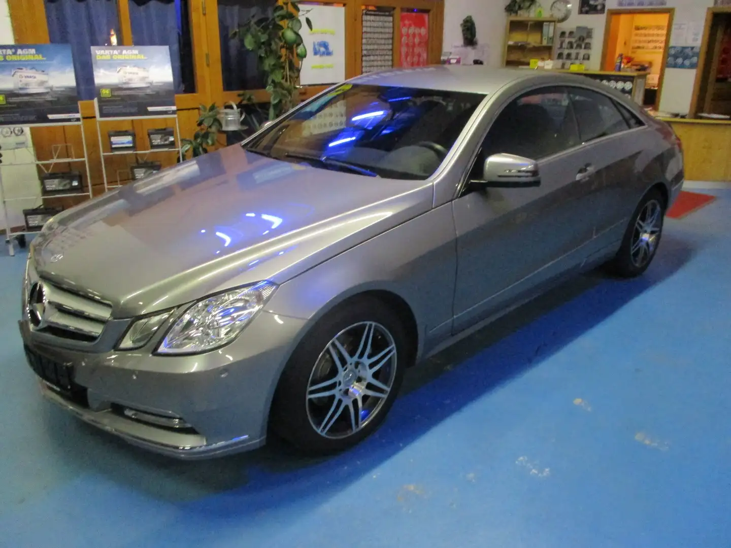 Mercedes-Benz E 200 Coupe BlueEFFICIENCY Elegance Grau - 1