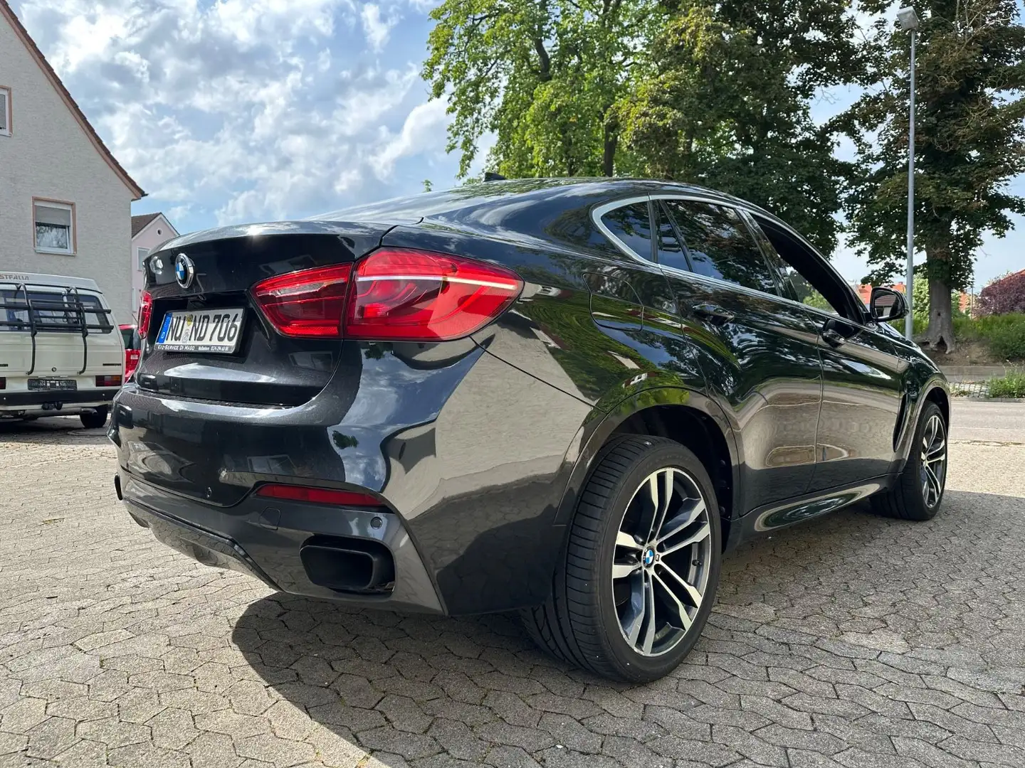BMW X6 M50 d HK/Head Up/AHK 20 Zoll Schwarz - 2