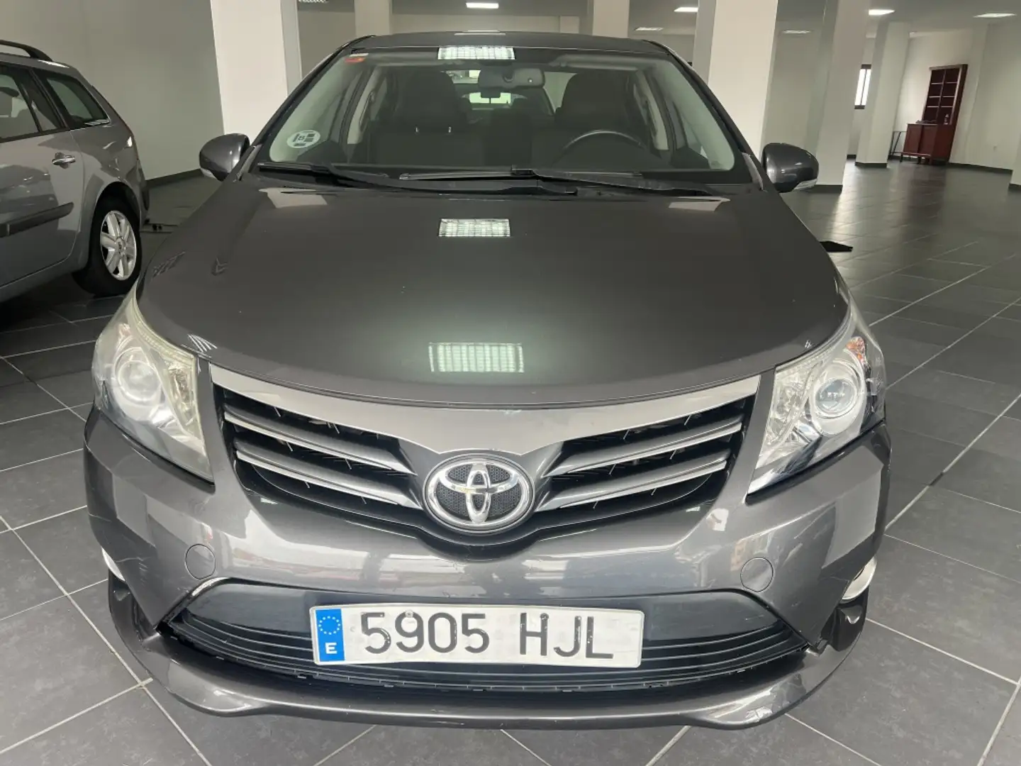 Toyota Avensis 120D Comfort Gris - 2