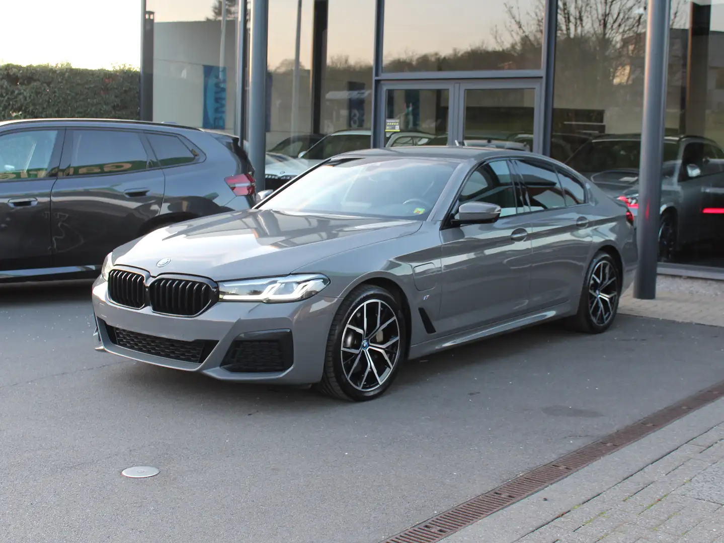 BMW 520 e berline M Sport / 360 CAM / ADAPT LED / M SEATS Grijs - 2