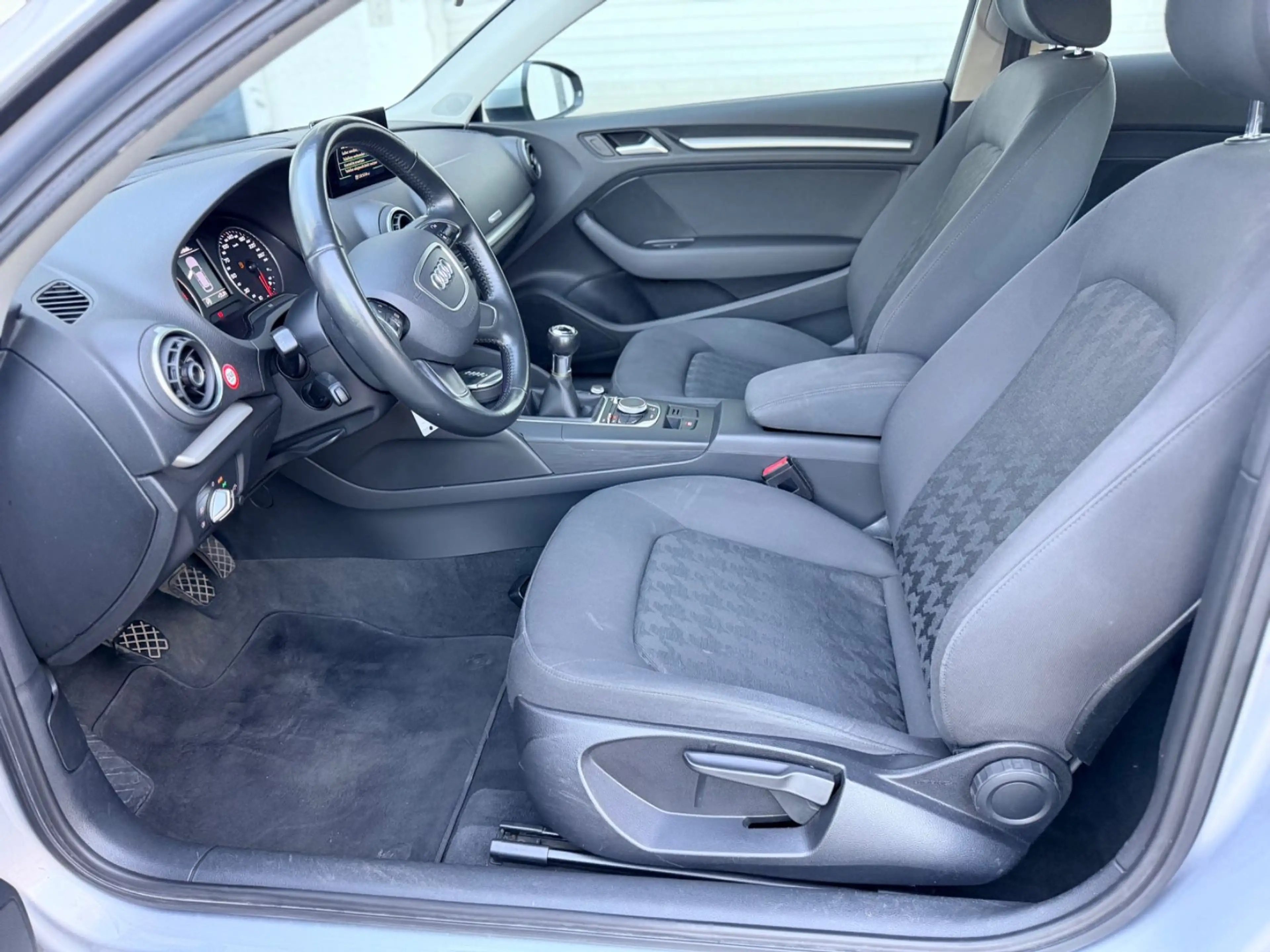 Audi A3 attraction 2.Hand 1Jahr Garantie Neue Service — photo 13