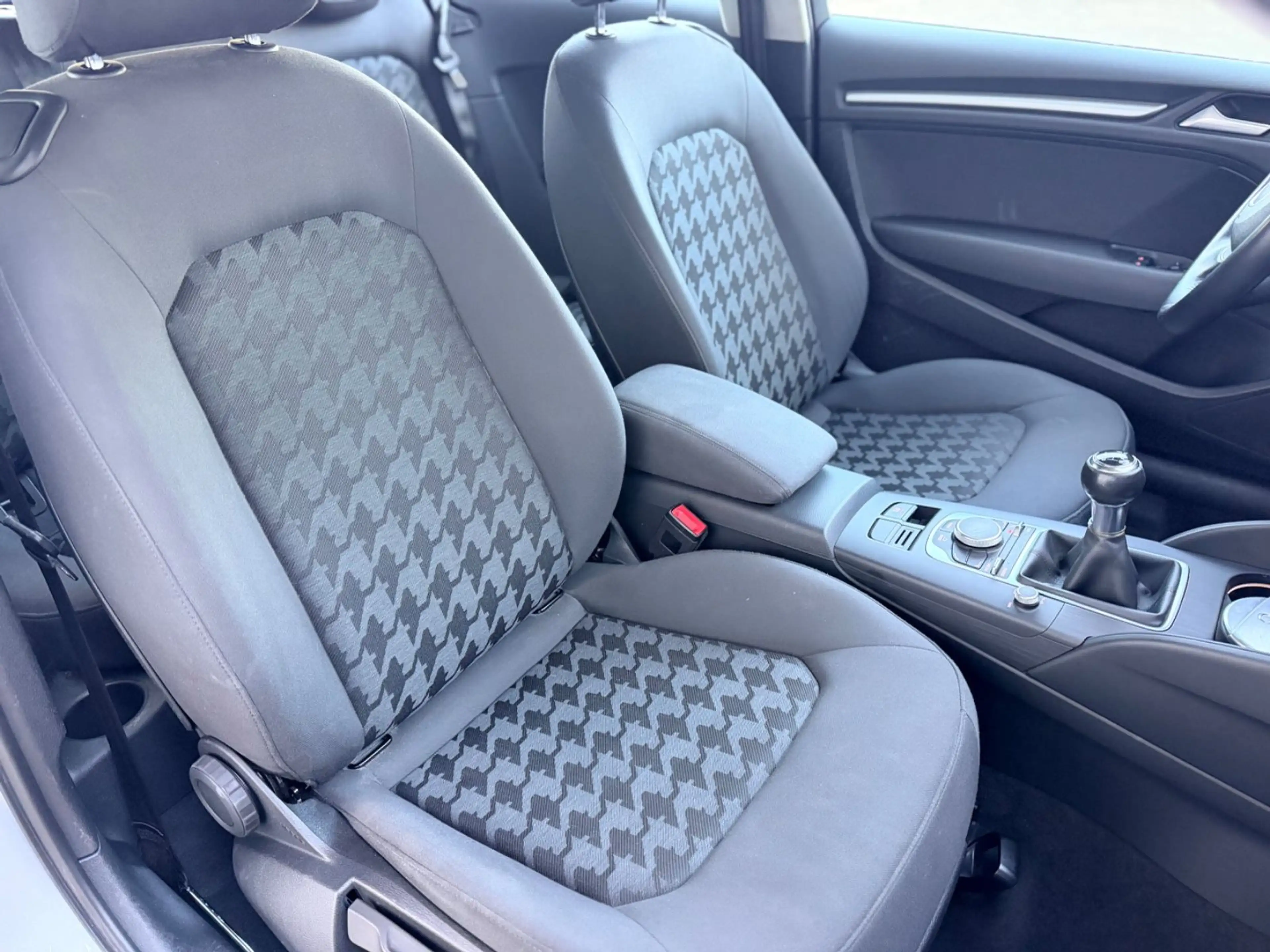 Audi A3 attraction 2.Hand 1Jahr Garantie Neue Service — photo 15
