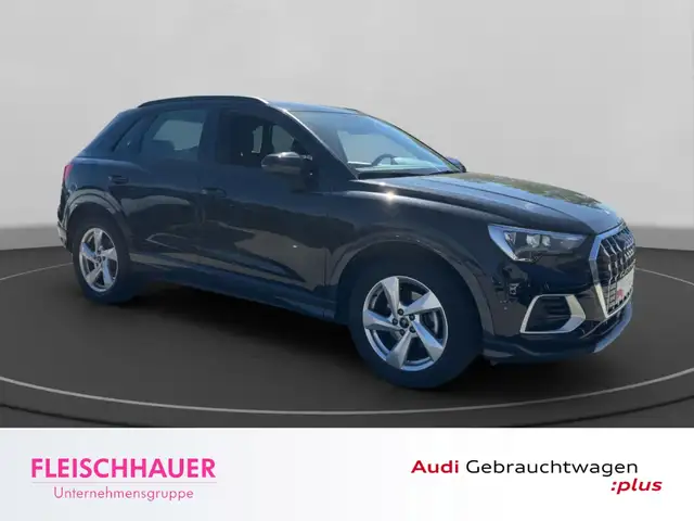 Audi Q3 view 8