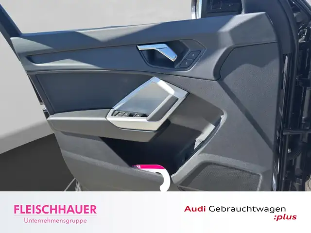 Audi Q3 view 12