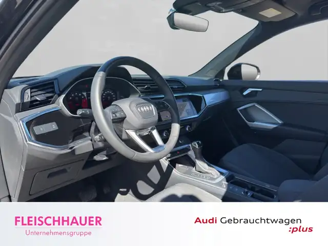Audi Q3 view 9