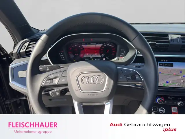 Audi Q3 view 10