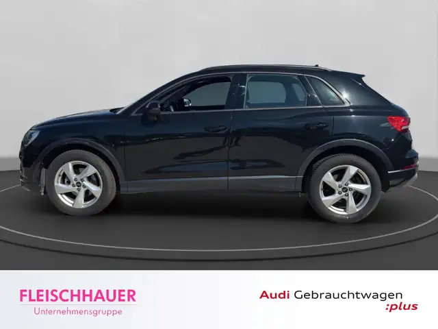 Audi Q3 view 3