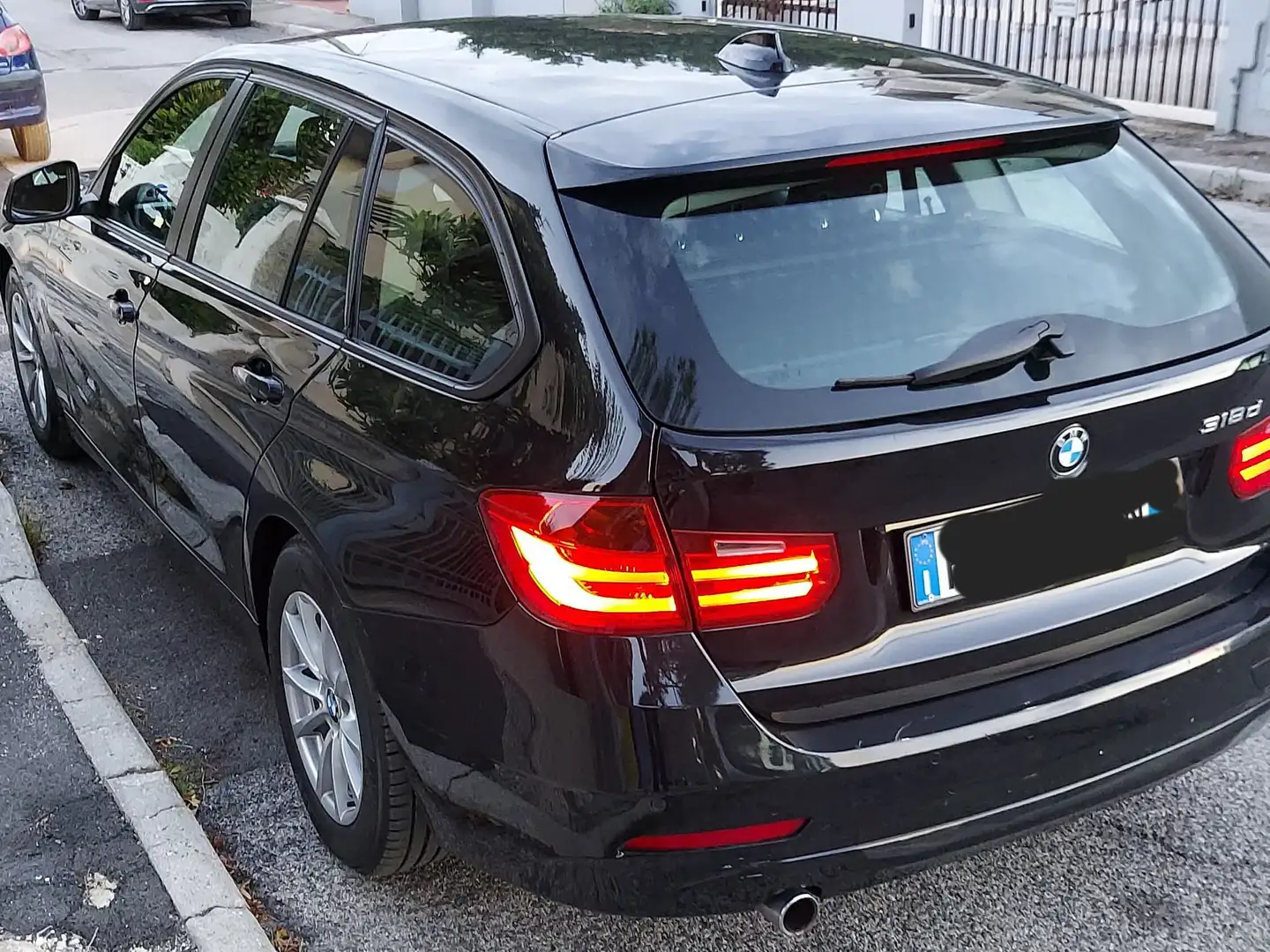 BMW 318 Serie 3 F31 2012 Touring 318d Touring crna - 2