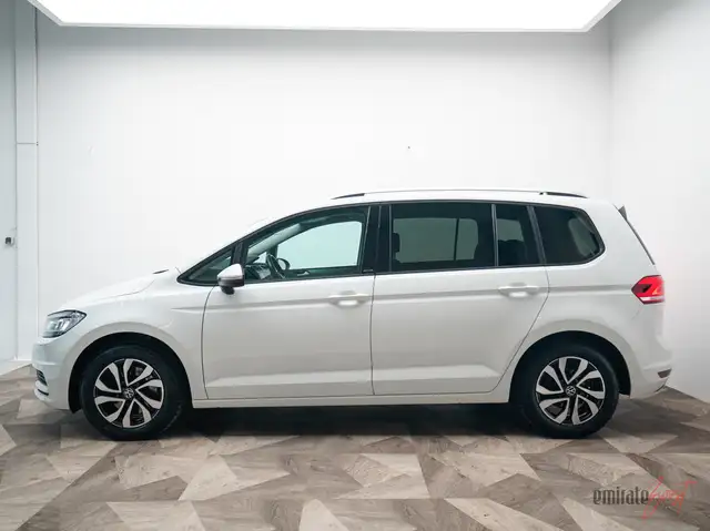 Volkswagen Touran view 3