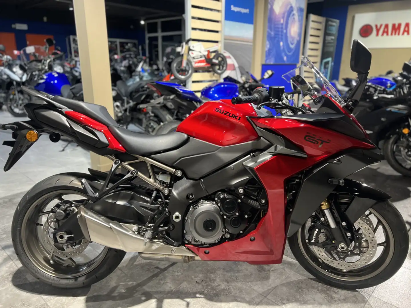Suzuki GSX S 1000GT Red - 1