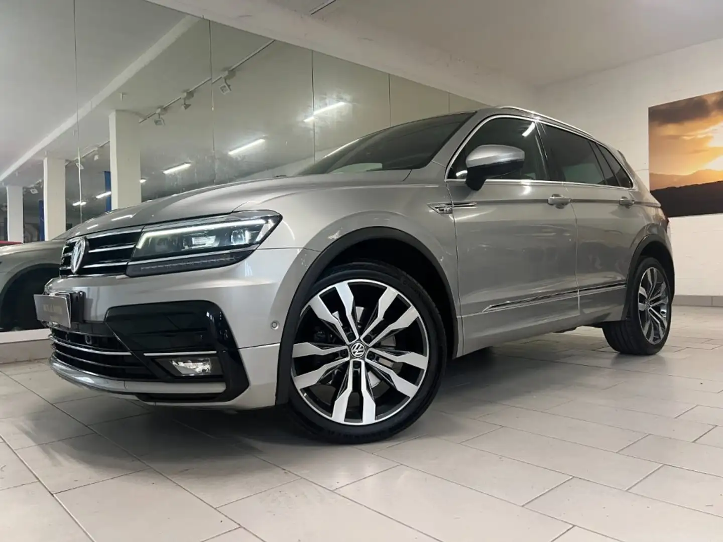 Volkswagen Tiguan 2.0 BiTDI DSG 4MOTION Adv. R-Line 240cv + GANCIO!! Grigio - 1