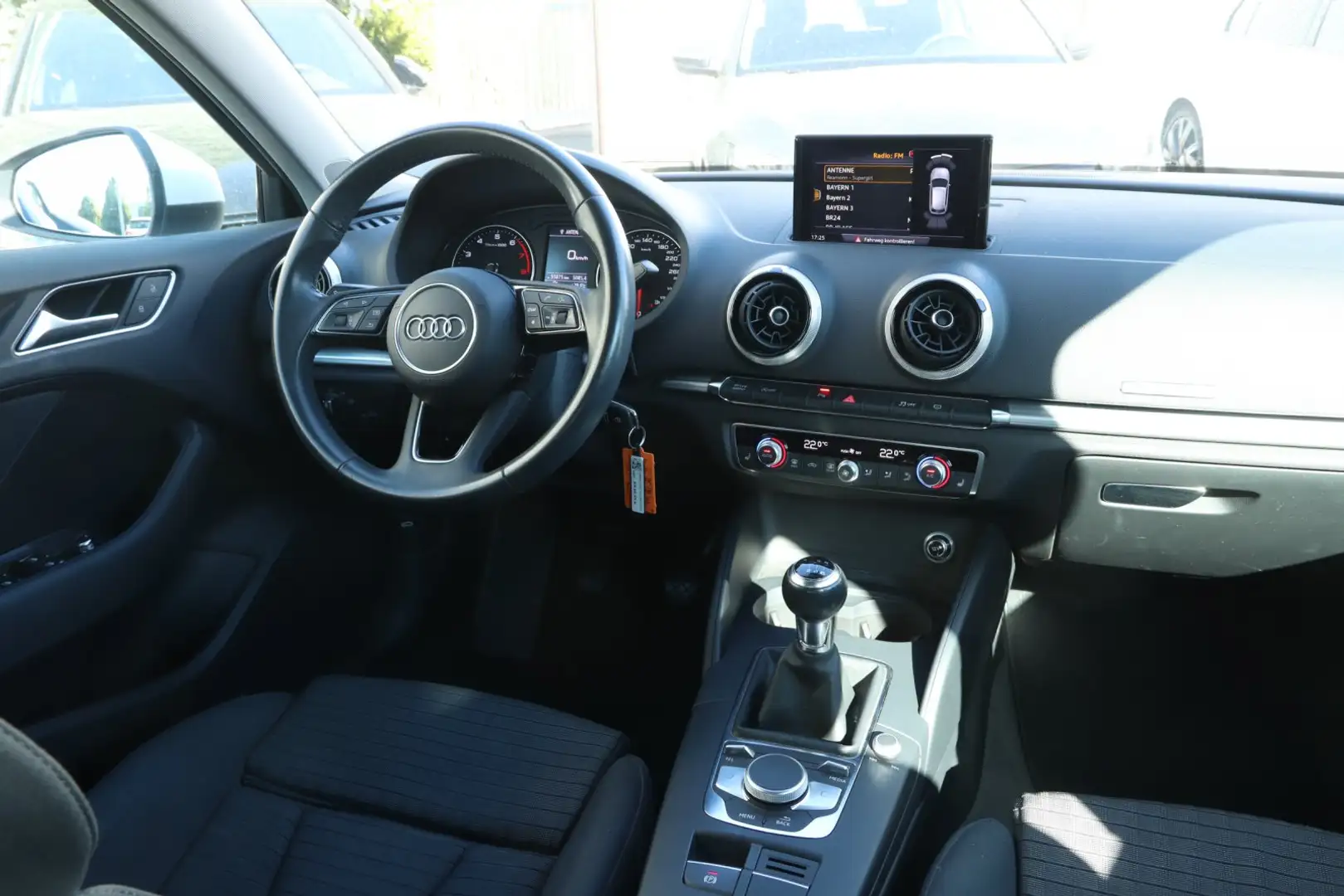 Audi A3 Sportback 1.5 TFSI sport S-Line SHZ*Xenon*1.Hd* Weiß - 2
