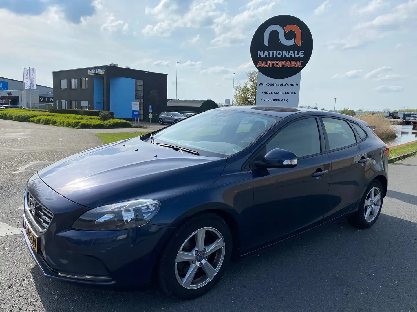 Volvo V40 2014 * 1.6 D2 Momentum * AUTOMAAT * APK * Blauw - 1