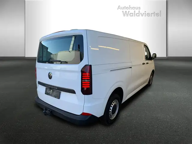 Volkswagen Transporter view 3