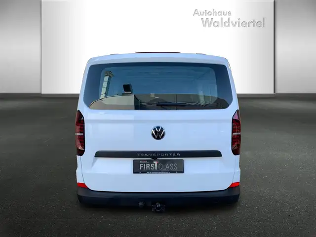 Volkswagen Transporter view 4