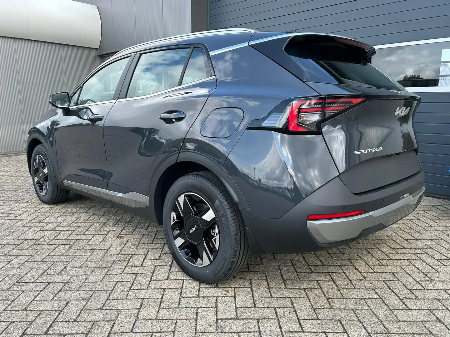 Kia Sportage Vision 1.6 T-GDi MHEV 150PS Automat... Gris - 1