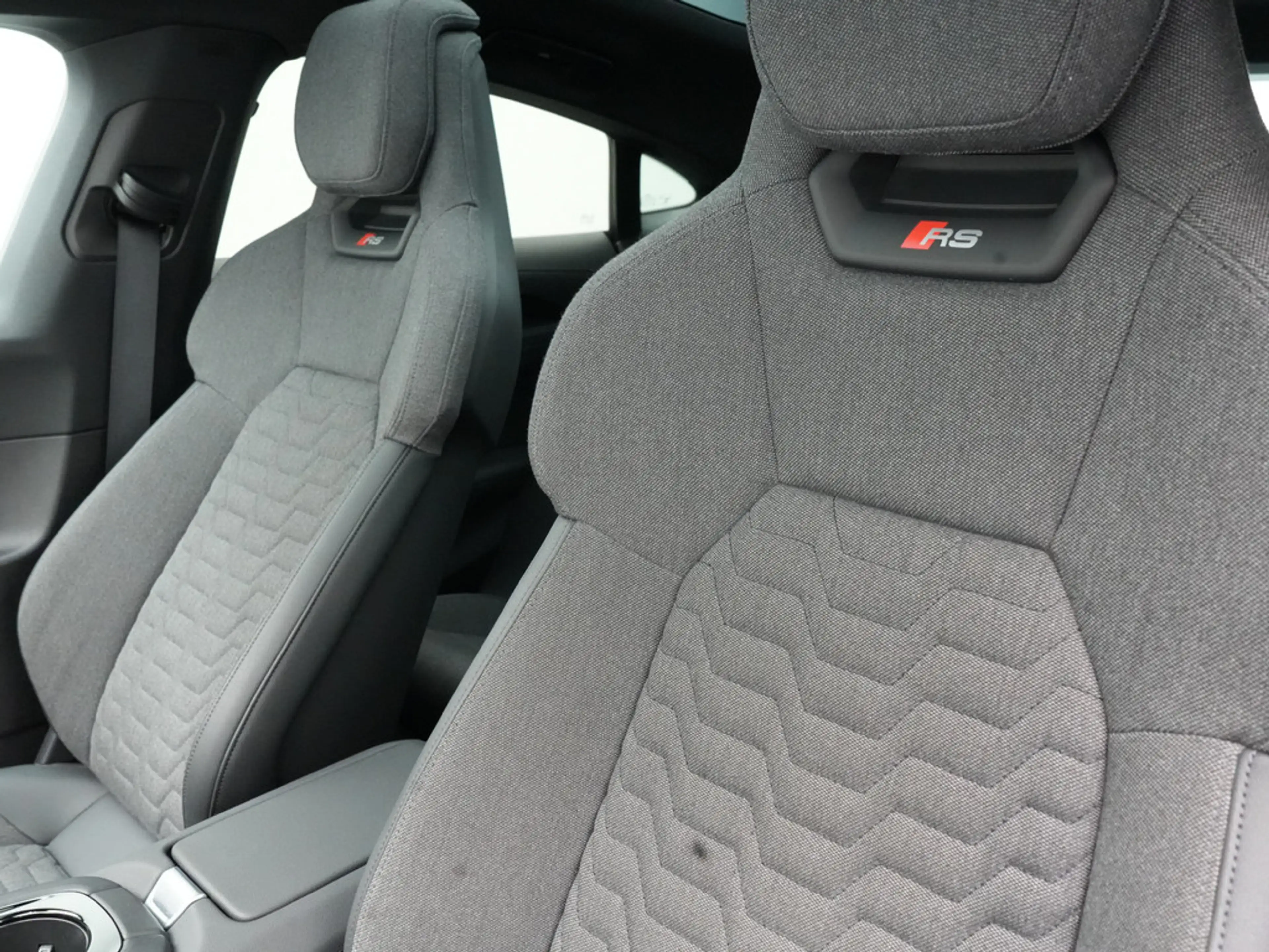 Audi RS e-tron GT 93KWH LASER PANO LUFT B&O KAM 36 — photo 13