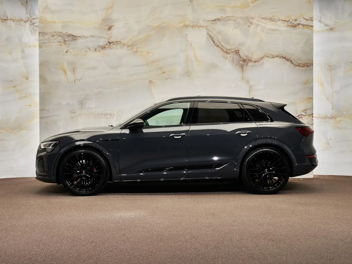 Audi SQ8 e-tron Quattro, NL-auto, 1e eig., pano, 23", luchtv., S S Grijs - 2