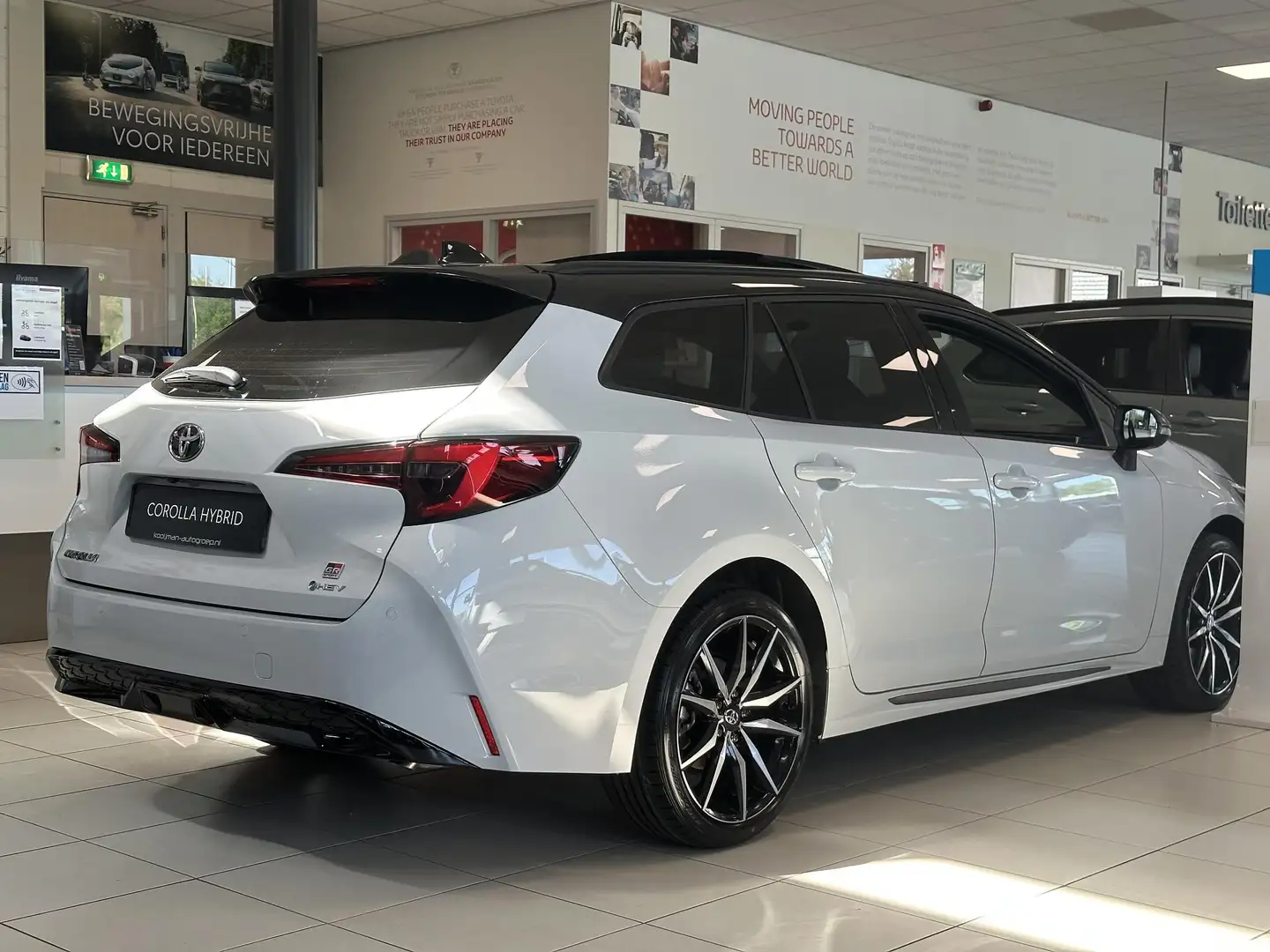 Toyota Corolla Touring Sports Hybrid 180 GR Sport NIEUW! Direct l Grijs - 2