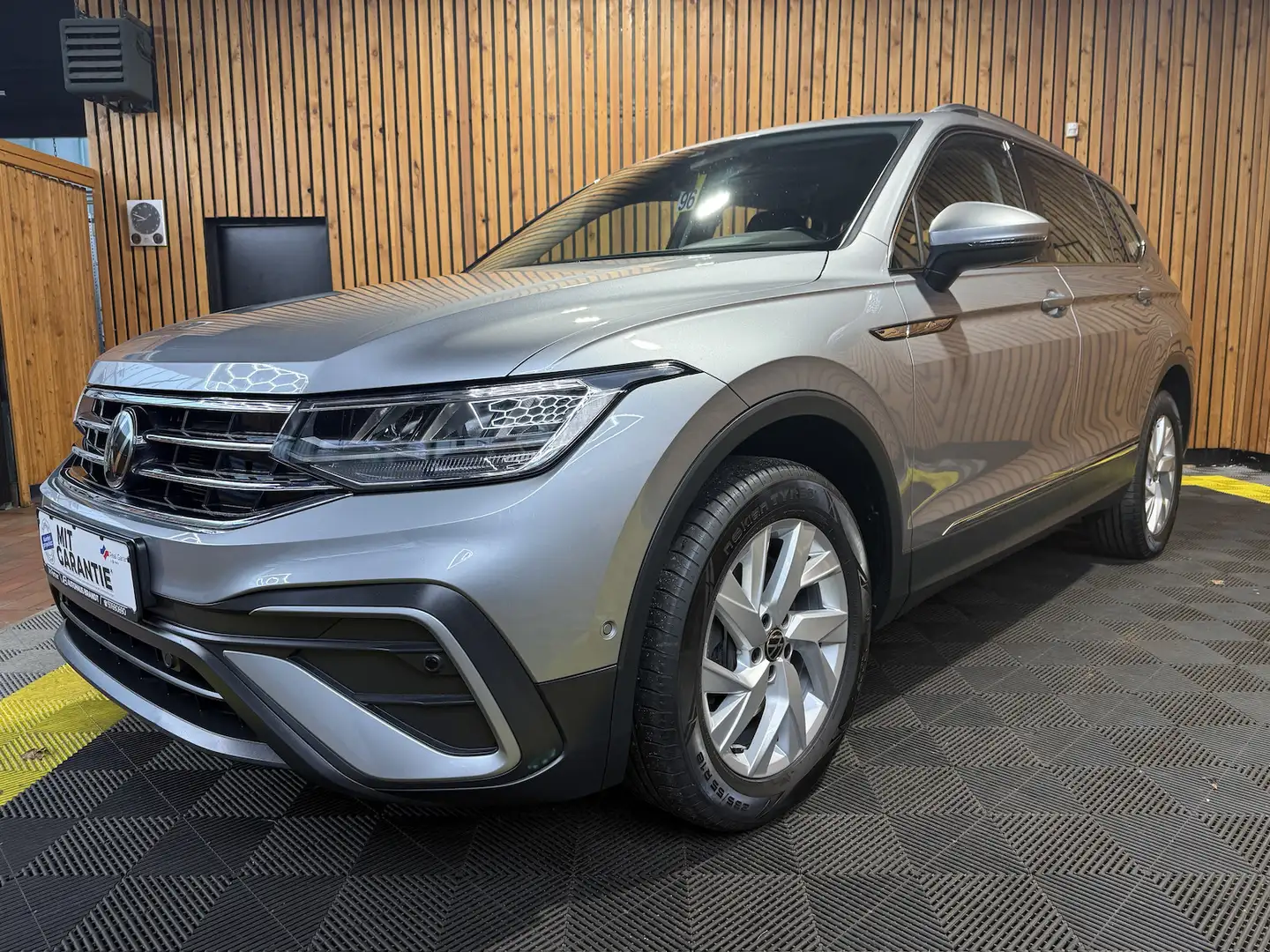 Volkswagen Tiguan Allspace 2,0 TDI 4M DSG Navi*Kam*AHK*Head Silber - 1