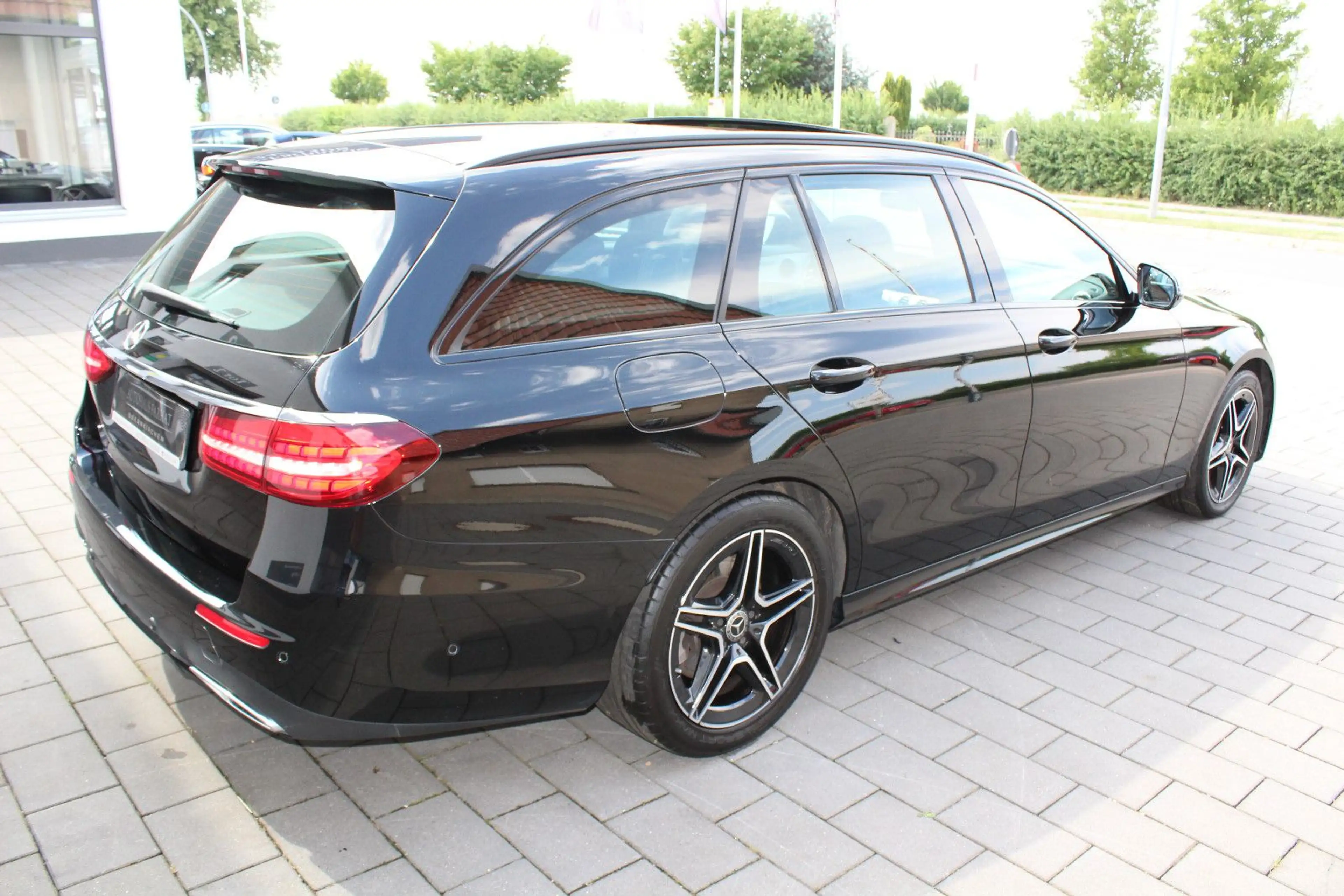 Mercedes-Benz E 400 d 4-Matic AMG Line (PANORAMADACH,HEAD-UP) — photo 4