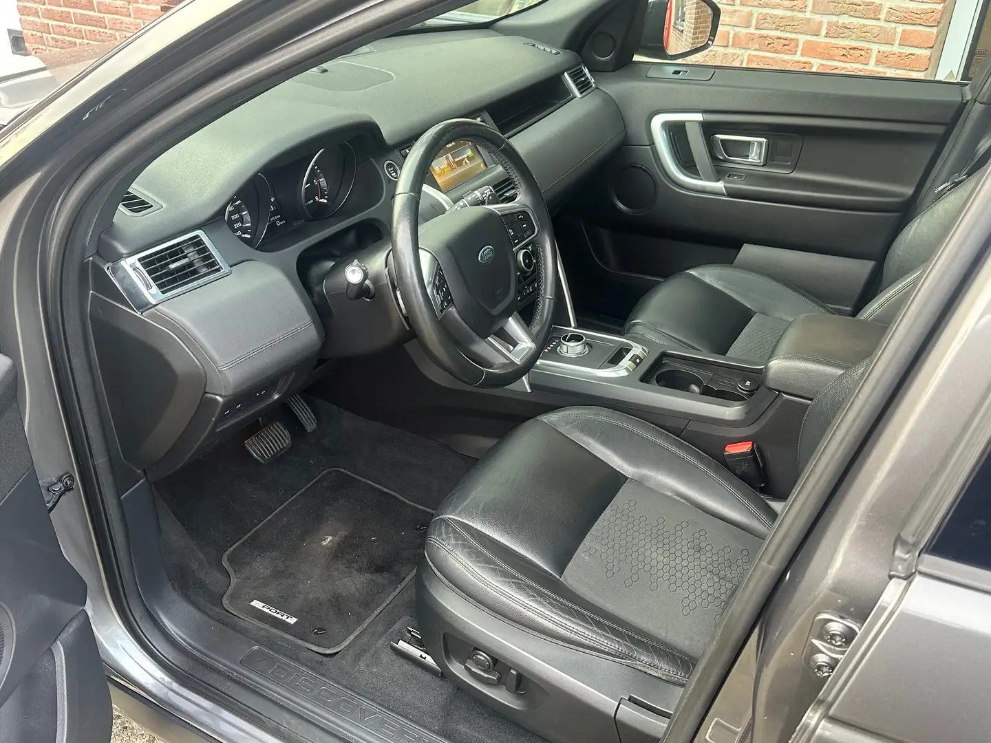 Land Rover Discovery Sport 2.0 TD4 UrbSer SE Dy Grijs - 2
