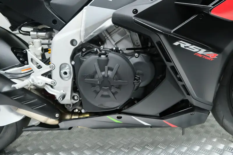 Aprilia RSV4 - foto 6