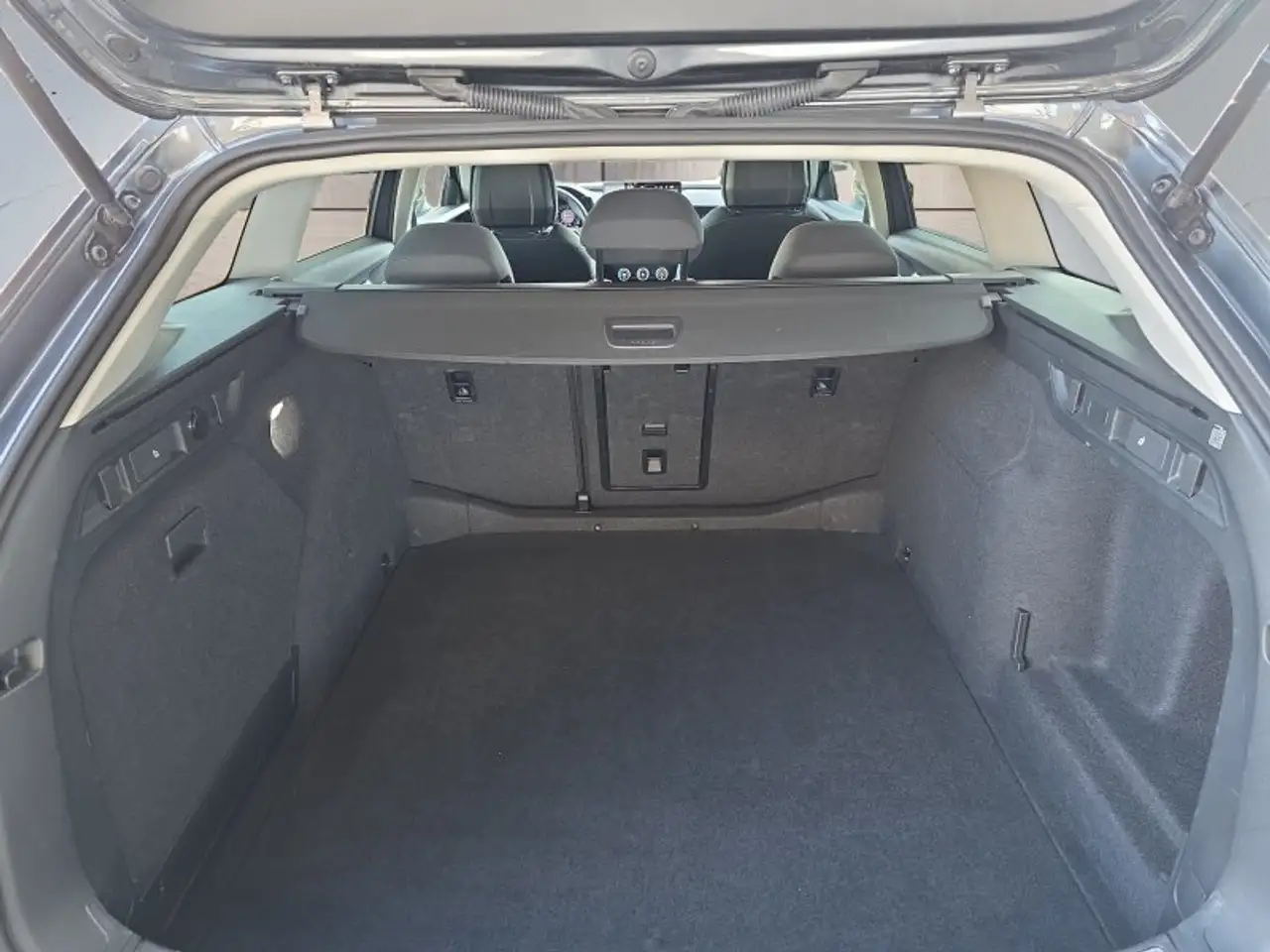 Skoda Superb Combi 2,0TDI DSG Navi/DCC/ACC/Kamera/Sitzhz. **, миниатюра 19