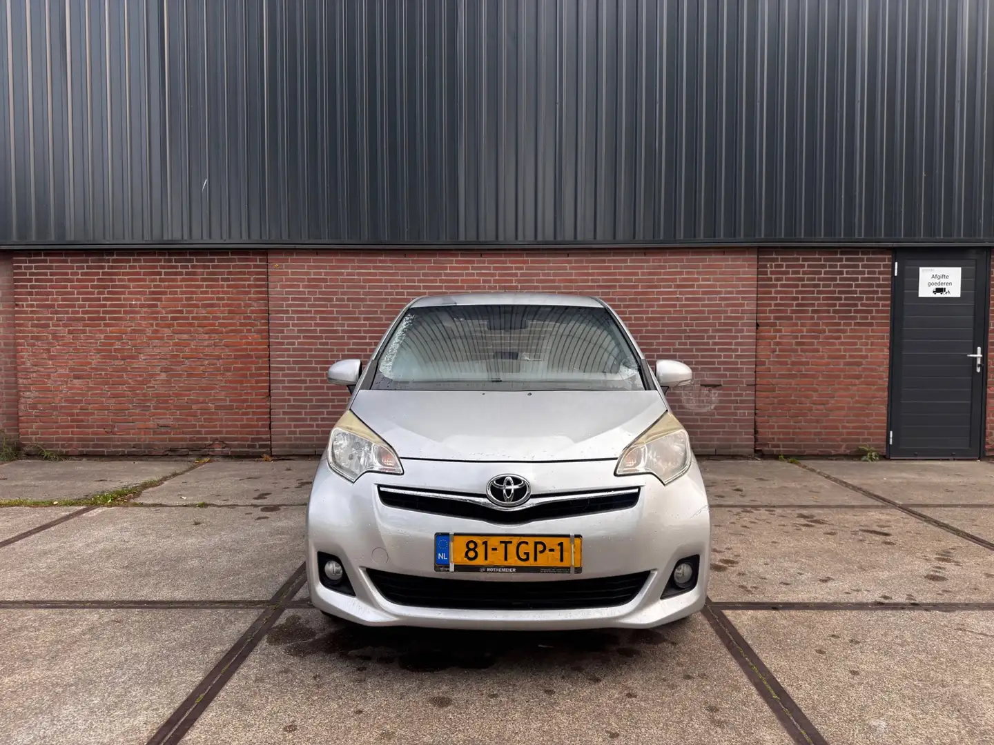 Toyota Verso-S 1.3 VVT-i Aspiration Gris - 2