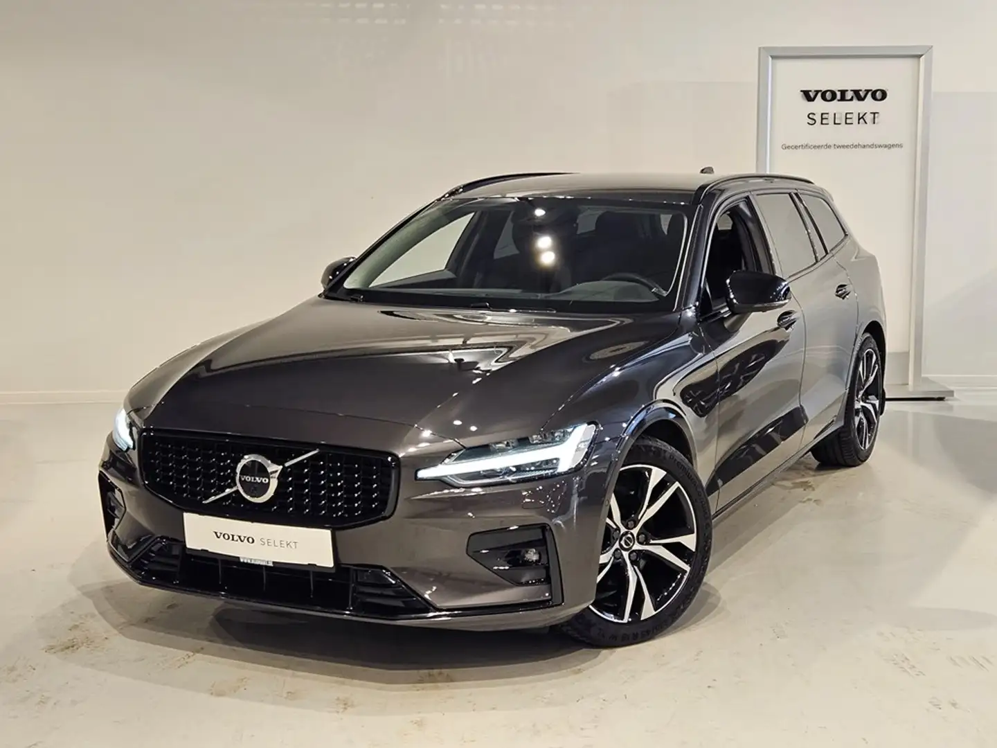 Volvo V60 B4 Mild Hybride Dark Plus + electr trekhaak siva - 1