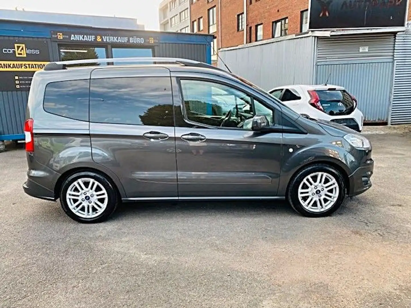 Ford Tourneo Courier 1.0 EcoBoost 74kW Titanium Grau - 2