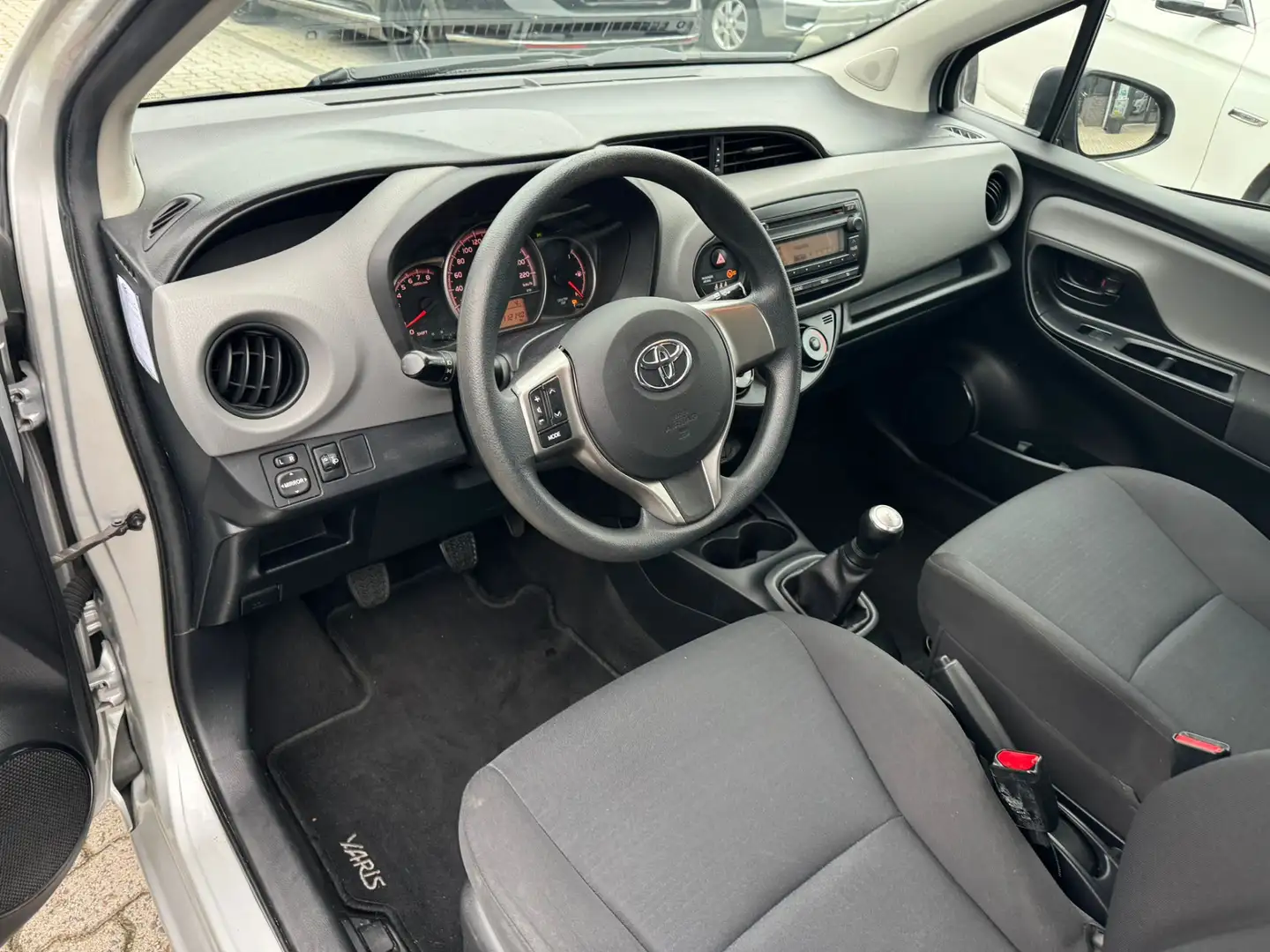 Toyota Yaris 1.0 VVT-i Now airco, trekhaak, centr vergr, Grijs - 2