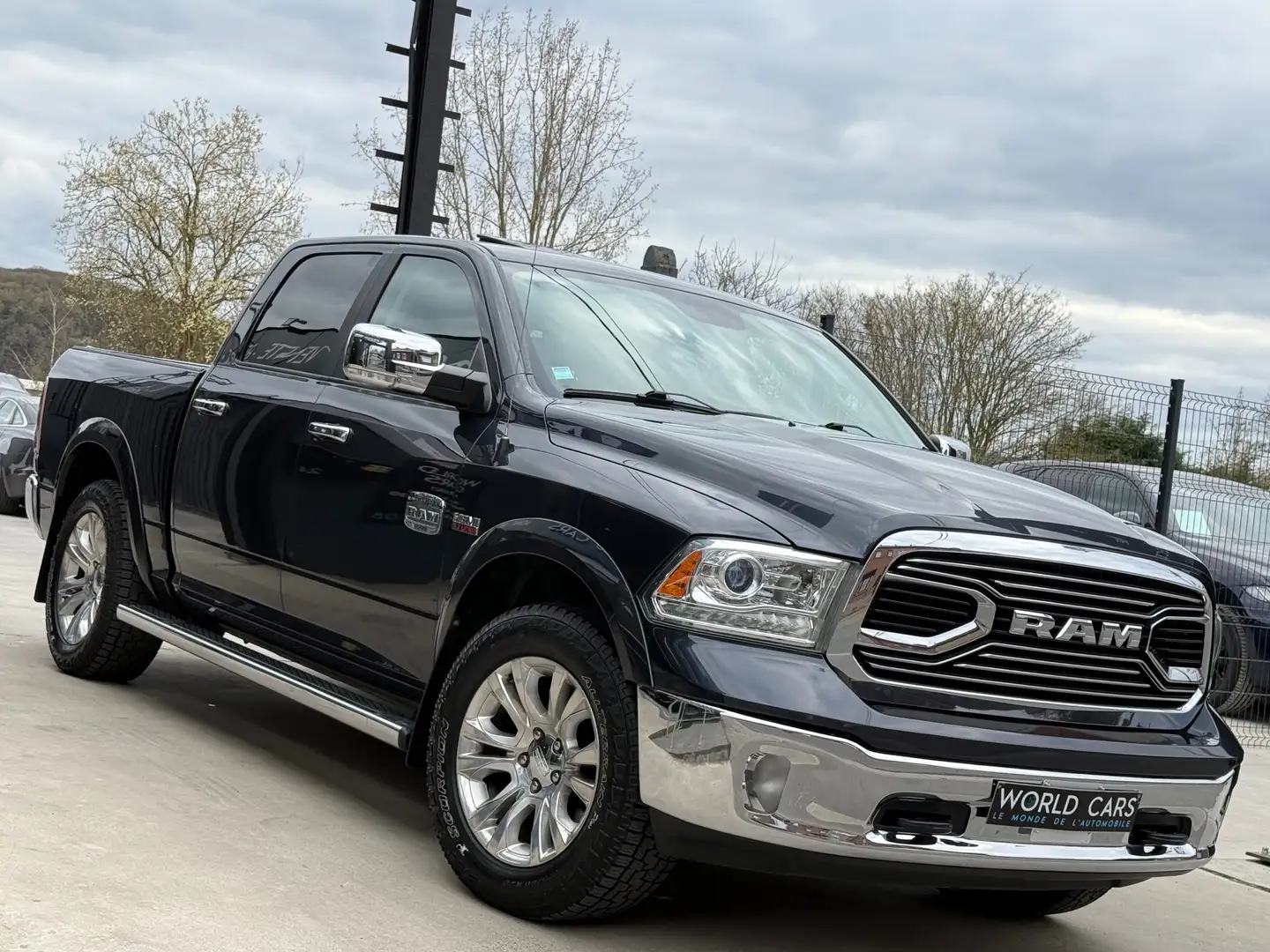 Dodge RAM 5.7 LPG LONGHORN/ TVA*BTW/ AIR-MATIC/ FULL OPTIONS Gris - 2