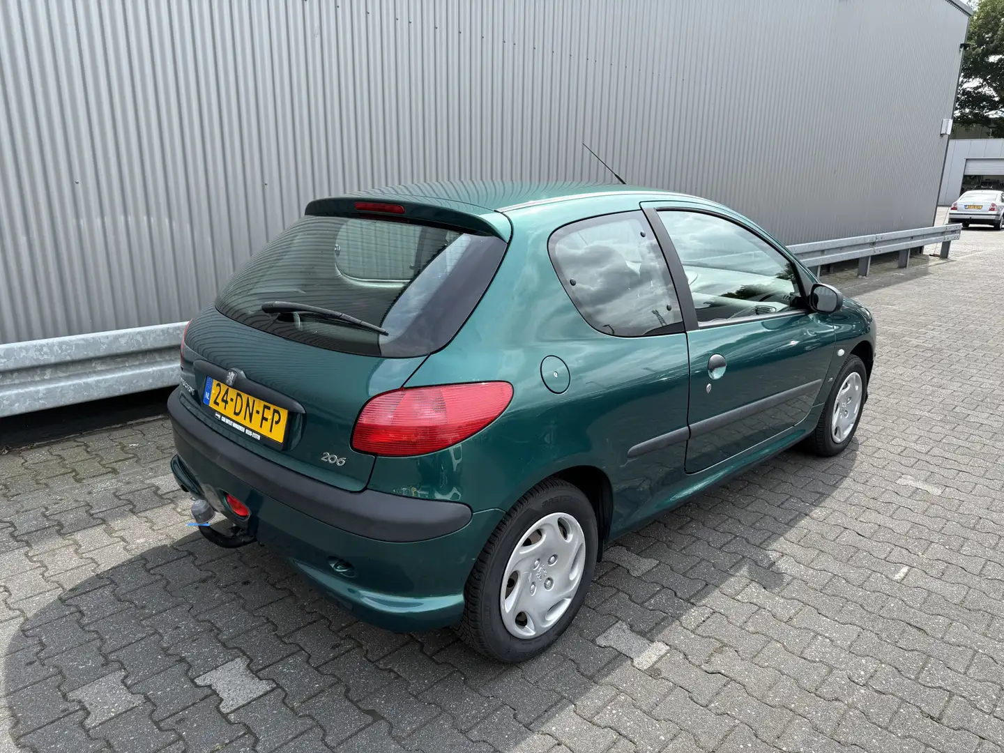 Peugeot 206 1.4 XT 116Dkm.NAP! Alpine audio, Trekhaak en Nieuw Groen - 2