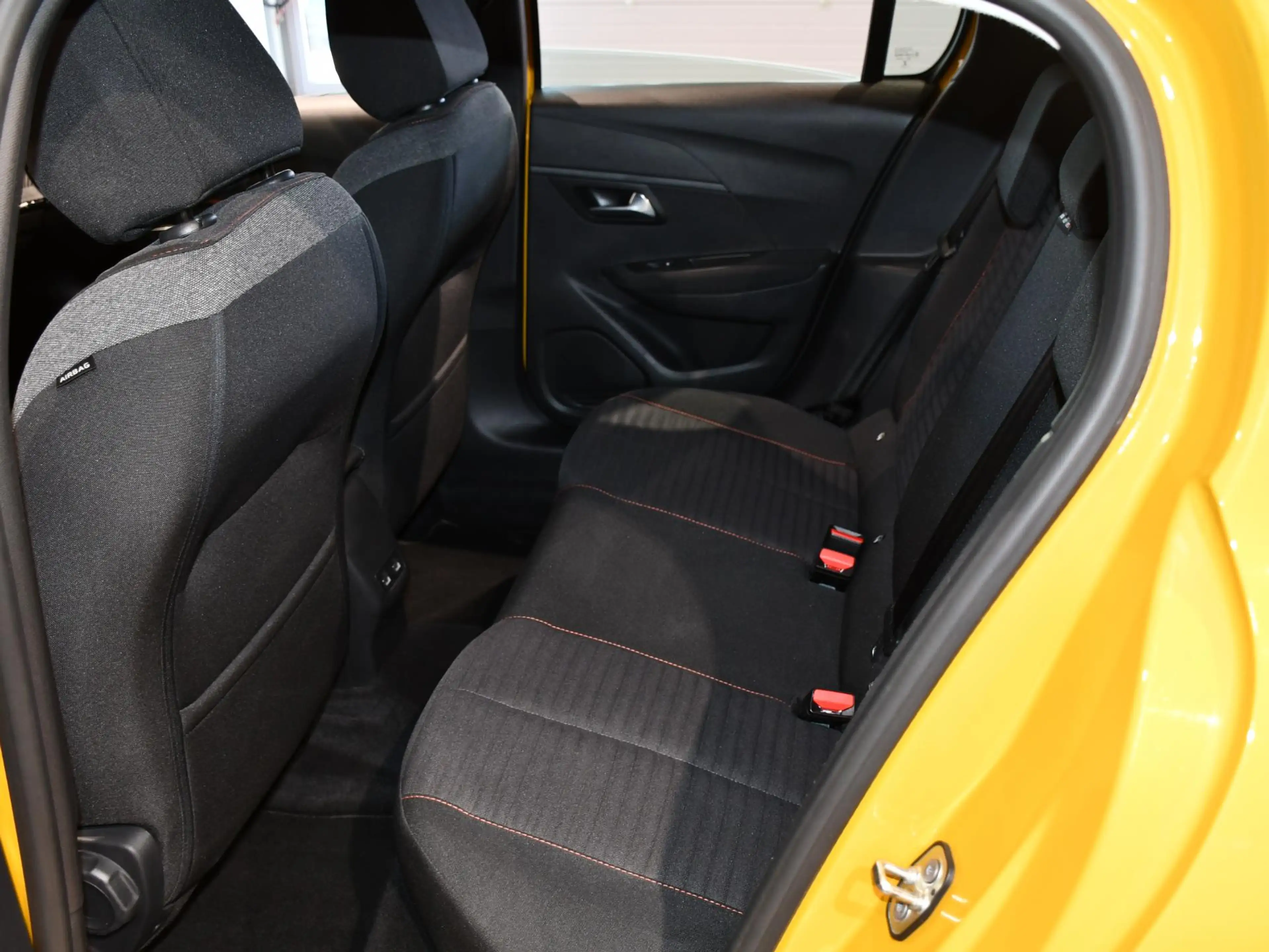 Peugeot e-208 EV Active Pack 50 kWh . — photo 11