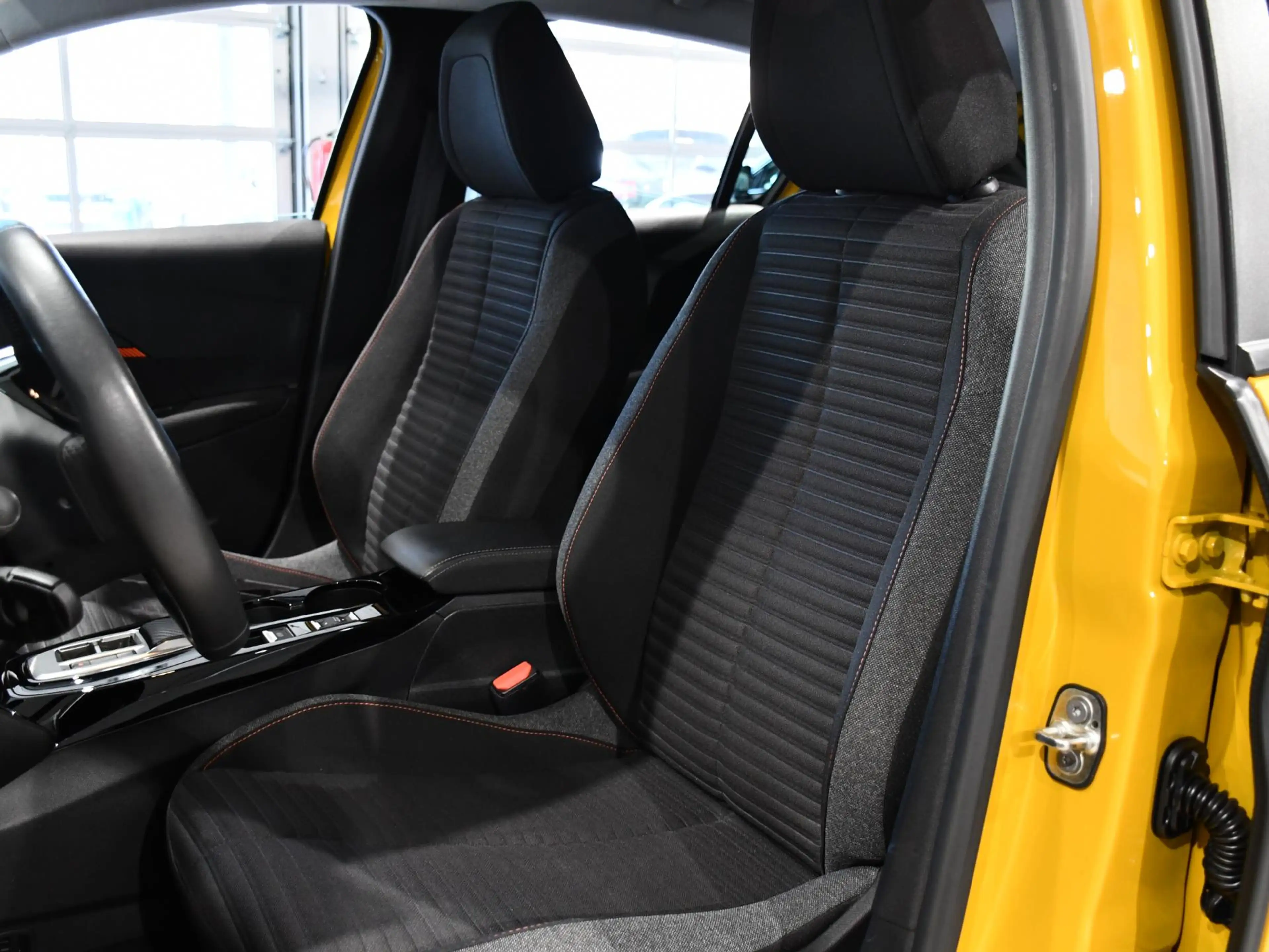 Peugeot e-208 EV Active Pack 50 kWh . — photo 6