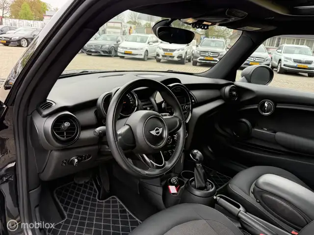 Mini Hatch view 11