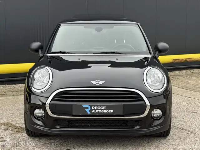 Mini Hatch view 6