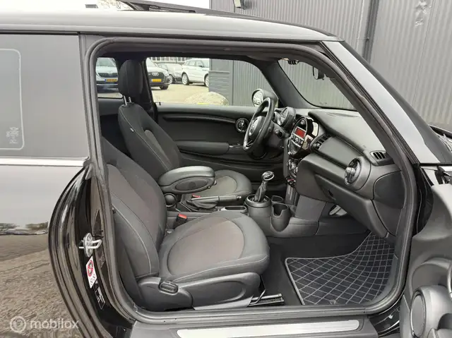 Mini Hatch view 14