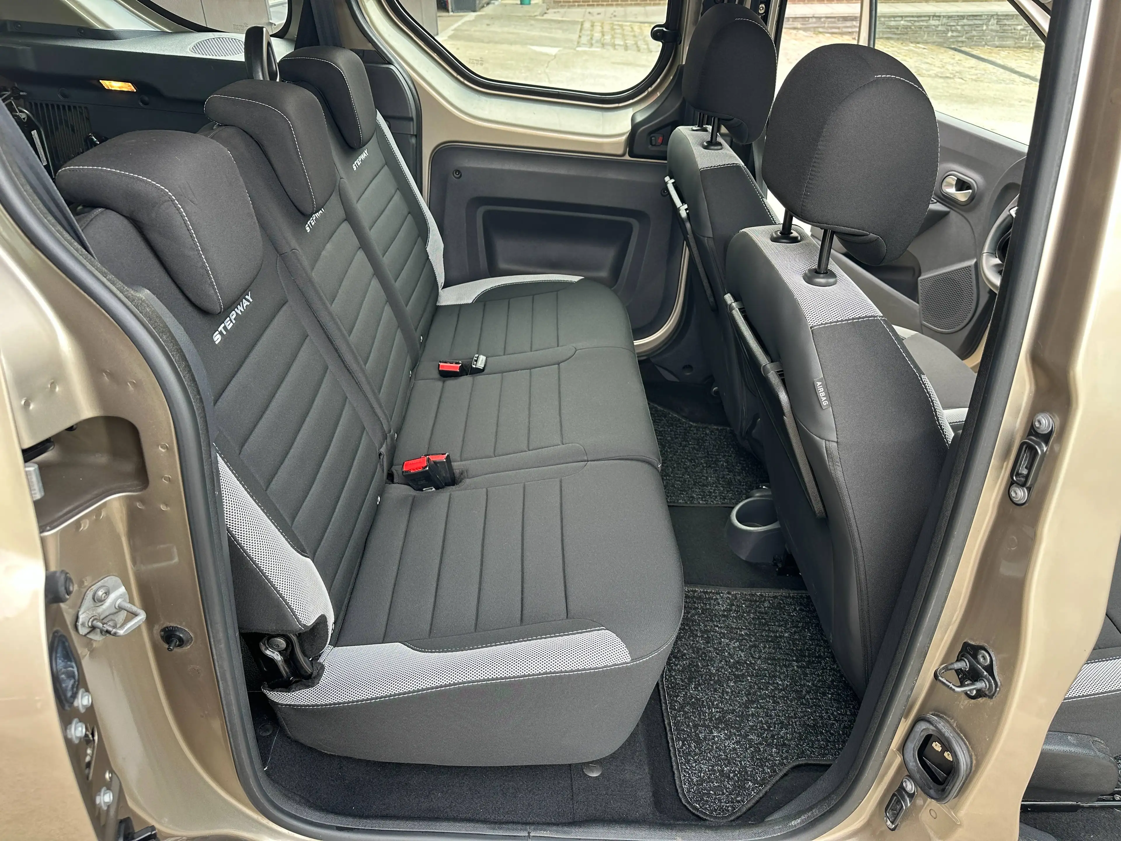 Dacia Dokker 1.6i STEPWAY. 1er Propriétaire. Super équipé; air-co, GPS, CarPlay, capteurs de parking. GARANTIE 1AN!! — photo 15