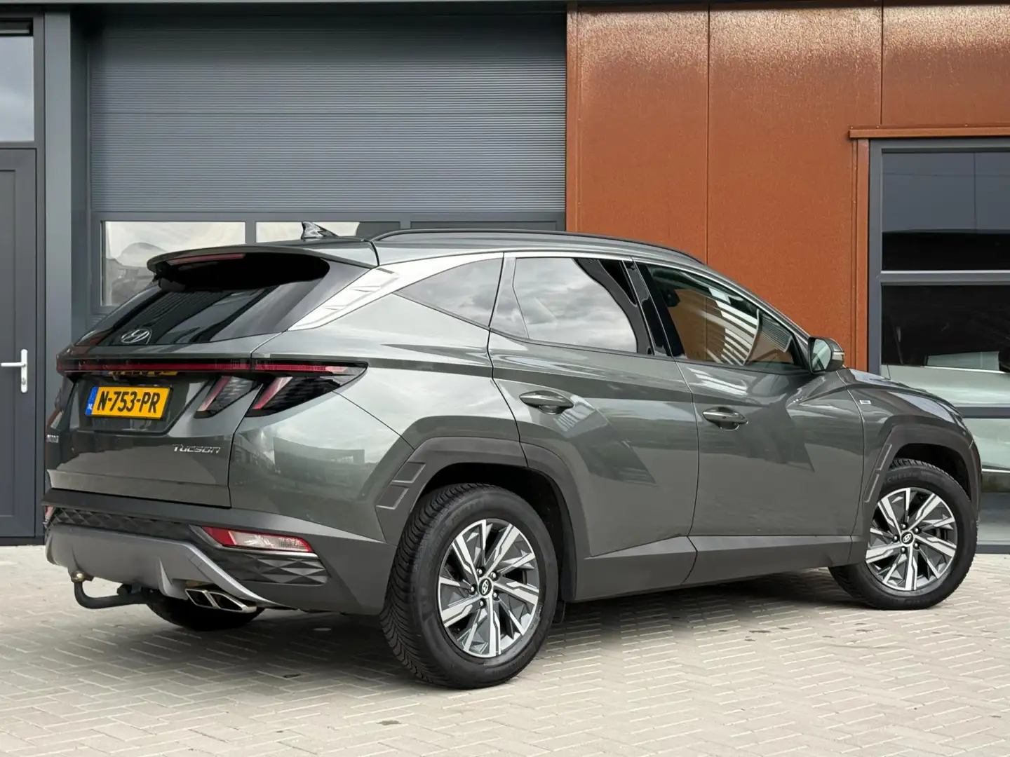 Hyundai TUCSON 1.6 T-GDI MHEV Comfort Smart | Dealer | Navi | Car Grijs - 2