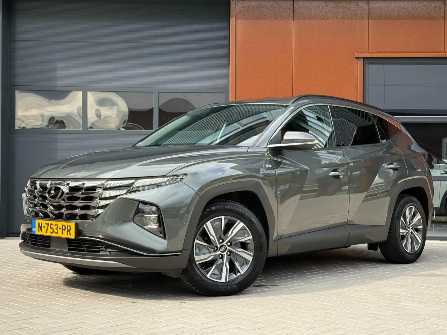 Hyundai TUCSON 1.6 T-GDI MHEV Comfort Smart | Dealer | Navi | Car Grijs - 1