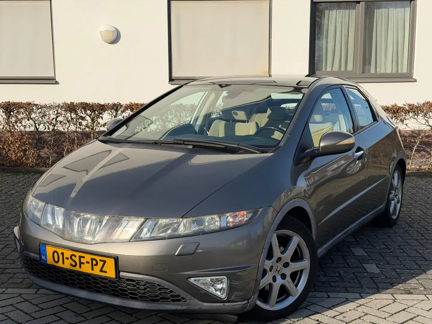 Honda Civic 1.8 Executive APK 2027 NAP AIRCO NAVI PANO Grau - 2