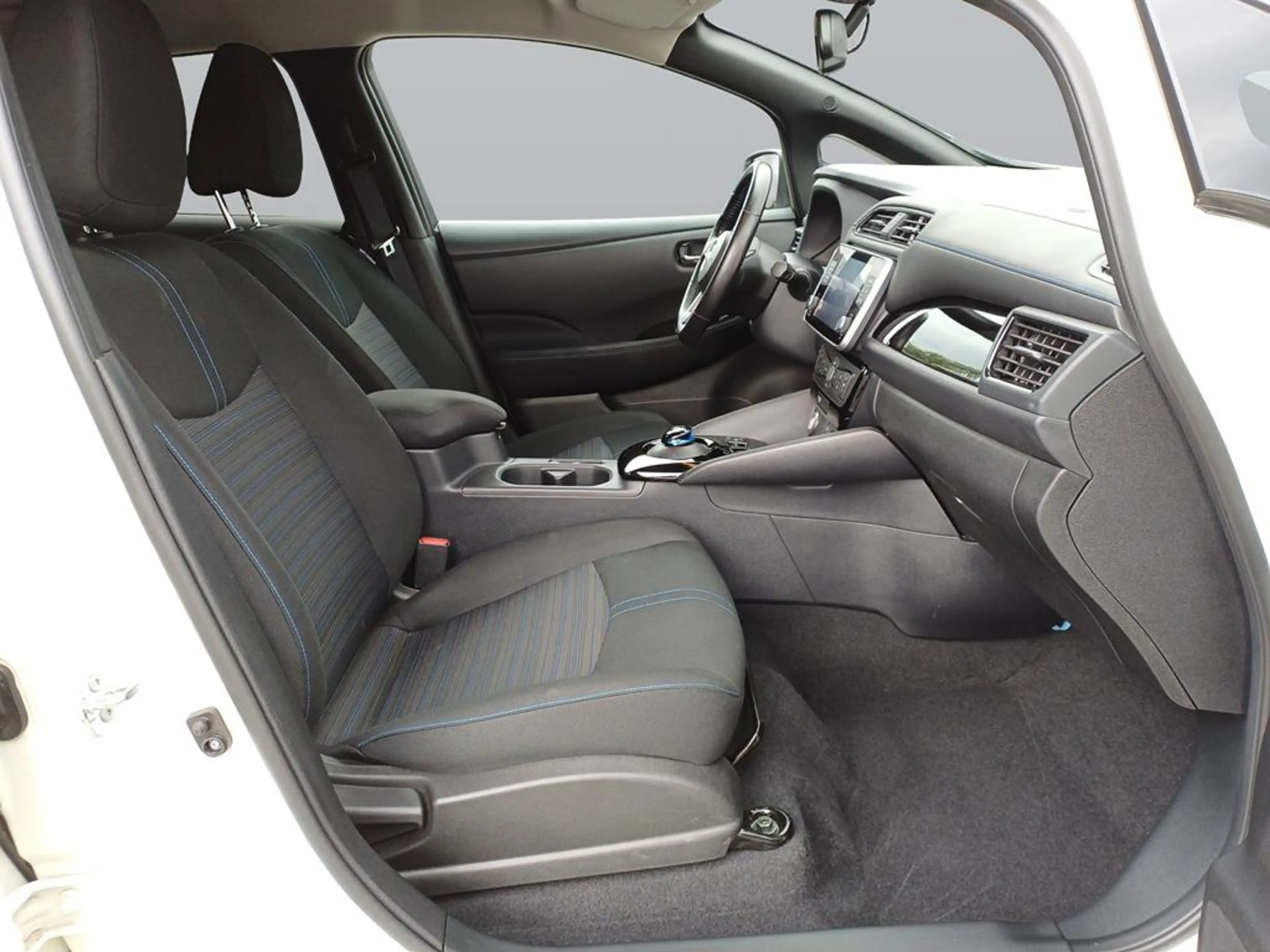 Nissan Leaf N-Connecta — photo 11