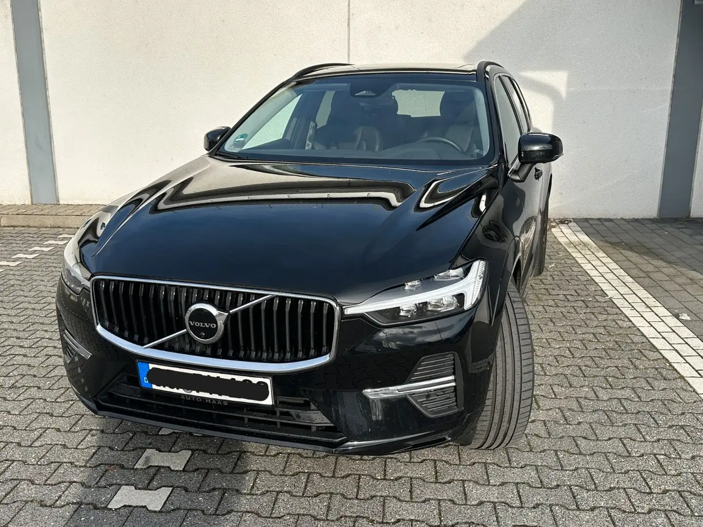 Volvo XC60 Momentum Pro Schwarz - 1
