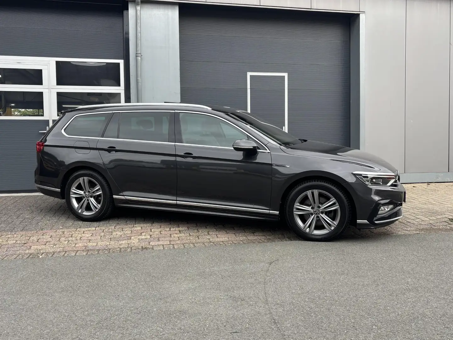 Volkswagen Passat Variant 1.5 TSI R-Line Business + Virtueel| Pano| Camera| Grijs - 2