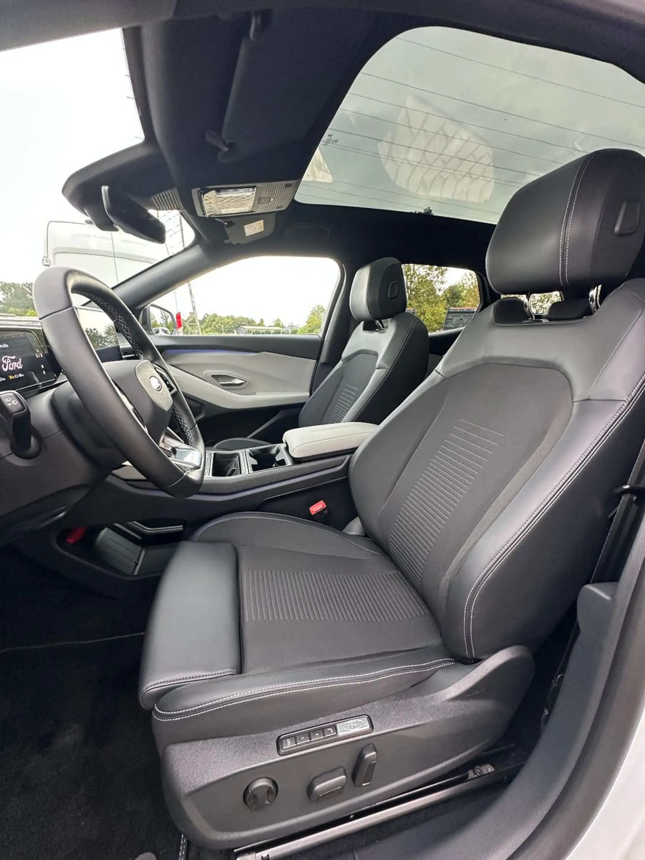 Ford Explorer Premium AWD Wärmepumpe PANO — photo 11