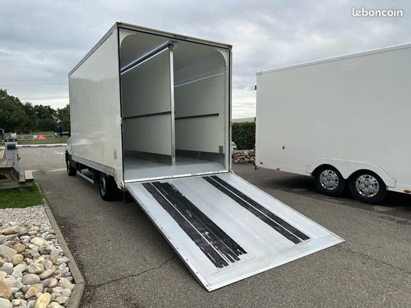 Iveco Daily 21990 ht 20m3 caisse transport véhicules motos - 2