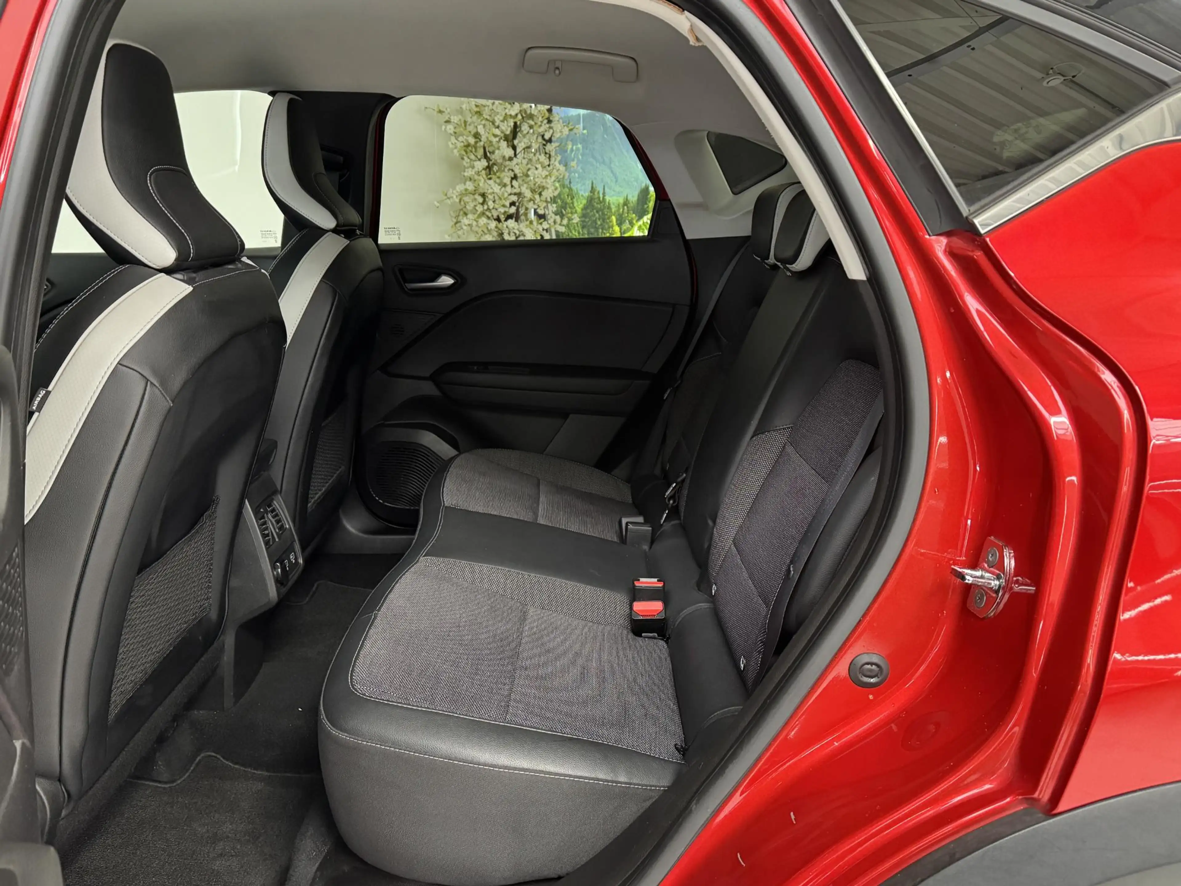 Renault Captur 1.3 TCe 140 Intens | Automaat | Trekhaak | All-sea — photo 8